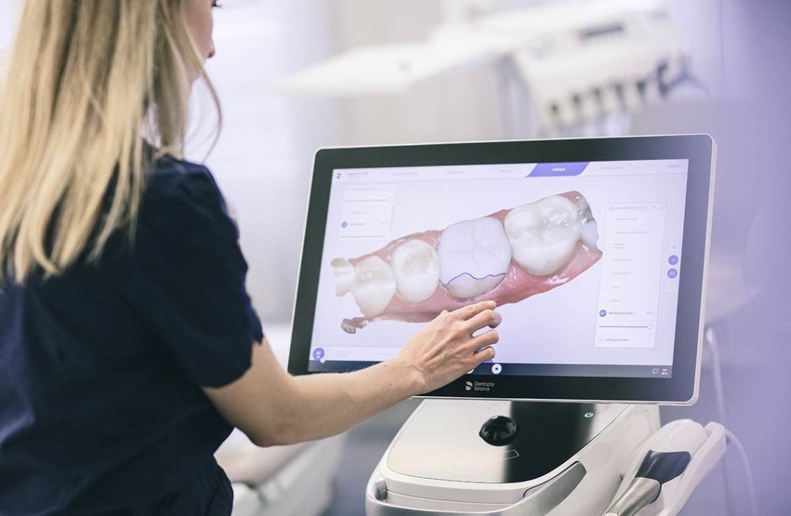 Digitale Planung einer Krone am Bildschirm